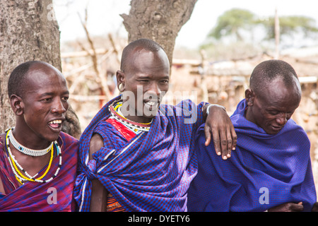 Un groupe d'hommes du village massaï. Photographié au Kenya Banque D'Images