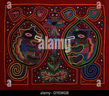 Mola Kuna par textile artiste indien, représentant des iguanes. À partir de l'archipel des San Blas, Panama. Design en applique inverse portés sur femme blouse. Banque D'Images