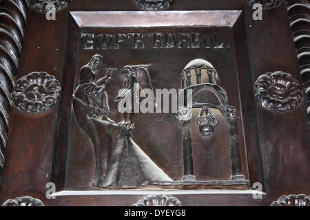 Détail de portes en bronze avec des scènes de l'ancien et le Nouveau Testament en relief. Fait à l'ordre de Saint Bernward, et créé par lui en 1015 à l'église St-Michel, Hildesheim. Ils ont depuis pris de la cathédrale par son successeur. Banque D'Images