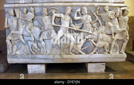 Sarcophage romain représentant des scènes de la chasse au sanglier Calydonian. Fabriqué à partir de marbre. Proconnesian Le couvercle dispose d'une couple d'inclinaison. Au musée du Capitole. Aux environs de 1re, 3e siècle AD. Banque D'Images