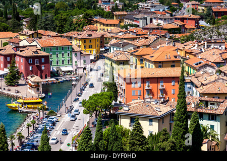 Une vue aérienne de la ville de Riva del Garda, Lac de Garde, Italie Banque D'Images