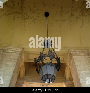 Détail de l'ornement de la lampe à la basilique St Pierre dans la Cité du Vatican, Italie. L'église est la plus célèbre œuvre de l'architecture de la Renaissance, et a été conçu par Donato Bramante, Michel-Ange, Carlo Maderno et Gian Lorenzo Bernini. Banque D'Images