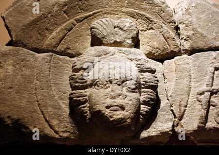 Gravures de Luna et Sol pris de frontons qui ont été trouvés dans la cour du temple à Aquae Sulis, dans la ville romaine de Bath, en Angleterre. Ils sont la déesse de la Lune et le Dieu Soleil, respectivement, et aurait été se faisaient face dans la mise en page de la cour. Aux environs de 1re, 3e siècle AD. Banque D'Images