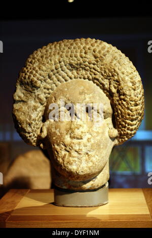 Tête sculptée d'une dame. La tombe la plus probable pour une femme décoration de la richesse. la coiffure annonces comme plus tard 1er siècle de notre ère. Roman. Banque D'Images