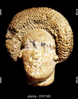 Tête sculptée d'une dame. La tombe la plus probable pour une femme décoration de la richesse. la coiffure annonces comme plus tard 1er siècle de notre ère. Roman. Banque D'Images