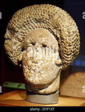 Tête sculptée d'une dame. La tombe la plus probable pour une femme décoration de la richesse. la coiffure annonces comme plus tard 1er siècle de notre ère. Roman. Banque D'Images