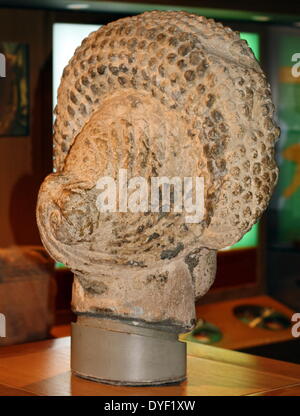 Tête sculptée d'une dame. La tombe la plus probable pour une femme décoration de la richesse. la coiffure annonces comme plus tard 1er siècle de notre ère. Roman. Banque D'Images