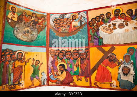 Peintures naïves (style éthiopien) d'histoires bibliques dans une église de kalacha Kenya Banque D'Images