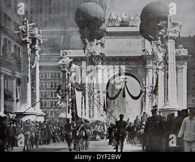 Les troupes américaines marchant sous une arche de la Victoire à New York, pour marquer leur retour de la première guerre mondiale. Banque D'Images