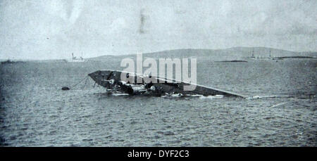 Suite à la défaite allemande à la PREMIÈRE GUERRE MONDIALE, 74 navires de la Kaiserliche Marine Flotte de haute mer ont été internés dans la gouttière Sound à Scapa Flow en attendant une décision sur leur avenir dans le traité de paix de Versailles. Le 21 juin 1919, après neuf mois d'attente, le Contre-amiral Ludwig von Reuter, l'officier allemand qui commande à Scapa Flow, a pris la décision de saborder la flotte parce que la période de négociation pour le traité a expiré sans mot d'un règlement 1919 Banque D'Images