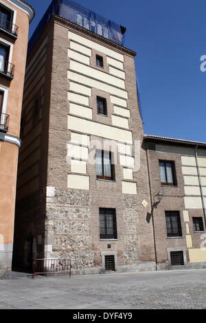 Plaza de la Villa 2013. La Torre de los Lujanes, l'un des bâtiments les plus anciens de Madrid. Banque D'Images