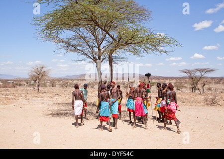 Les membres de la tribu Samburu dans une danse traditionnelle, au Kenya Banque D'Images