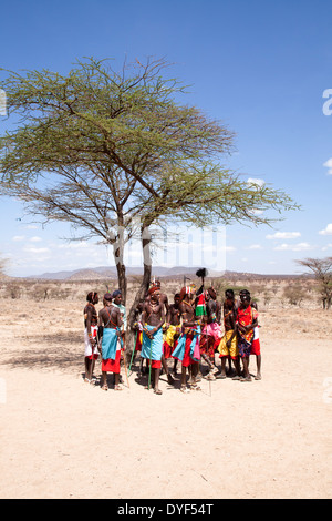 Les membres de la tribu Samburu dans une danse traditionnelle, au Kenya Banque D'Images