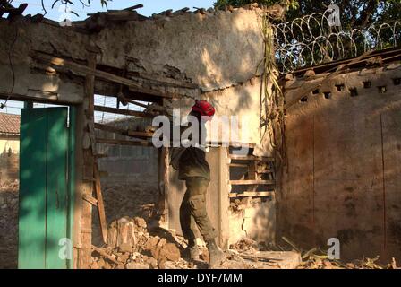 Nagarote, au Nicaragua. Apr 15, 2014. Un soldat travaille dans une maison effondrée par les séismes de ces derniers jours dans la ville de Leon Nagarote, ministère, le Nicaragua, le 15 avril 2014. Le Gouvernement nicaraguayen a commencé lundi la réparation ou l'amélioration de la 2 354 maisons touchées par les forts tremblements de terre de la semaine dernière. Crédit : John Bustos/Xinhua/Alamy Live News Banque D'Images