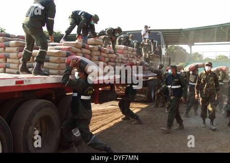 Nagarote, au Nicaragua. Apr 15, 2014. La charge des soldats un camion avec des matériaux de construction dans l'aide aux personnes touchées par les séismes de ces derniers jours dans la ville de Leon Nagarote, ministère, le Nicaragua, le 15 avril 2014. Le Gouvernement nicaraguayen a commencé lundi la réparation ou l'amélioration de la 2 354 maisons touchées par les forts tremblements de terre de la semaine dernière. Crédit : John Bustos/Xinhua/Alamy Live News Banque D'Images