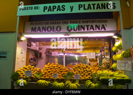 Les pommes de terre et les bananes, Mercado de Vegueta market hall, quartier Vegueta, Las Palmas, Gran Canaria Island, Spain, Europe Banque D'Images