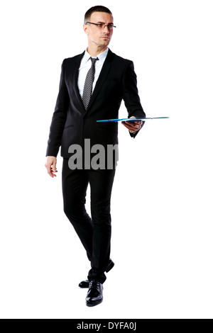 Portrait d'un confident businessman holding folder isolé sur fond blanc Banque D'Images