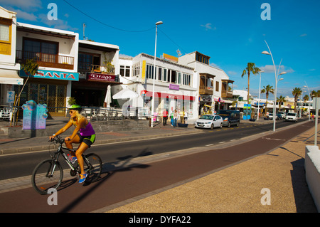 Cycliste féminine, l'Avenida de las Playas, rue Main, Puerto del Carmen, Lanzarote, Canary Islands, Spain, Europe Banque D'Images