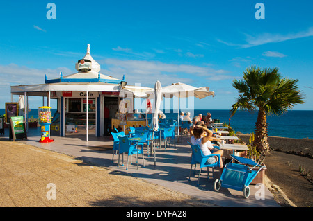 Cafe kiosque avec une vue, Avenida de las Playas, rue Main, Puerto del Carmen, Lanzarote, Canary Islands, Spain, Europe Banque D'Images