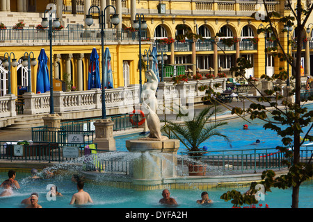 Baignoire Spa et Szechenyi, Budapest, Hongrie Banque D'Images