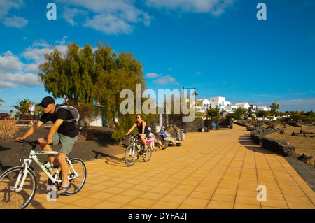 Les cyclistes à Playa de los Pocillos, Puerto del Carmen, Lanzarote, Canary Islands, Spain, Europe Banque D'Images