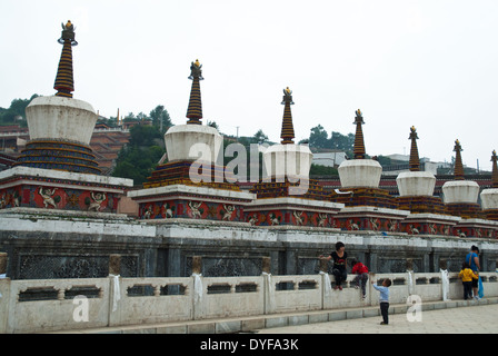 Stupas à l'entrée du monastère de Kumbum Ta'er, Hungzhong County, Xining, Qinghai, Chine Banque D'Images