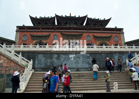 Les touristes en face de Pagode au monastère de Kumbum Ta'er, Huangzhong County, Xining, Qinghai, Chine Banque D'Images