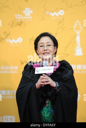 Beijing, Chine. Apr 16, 2014. L'actrice chinoise Sechen Guwa parle sur le tapis rouge lors de la cérémonie d'ouverture du 4e Festival International du Film de Beijing à Beijing, capitale de Chine, le 16 avril 2014. © Luo Xiaoguang/Xinhua/Alamy Live News Banque D'Images