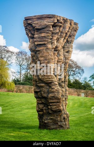 Sculpture par Ursula von Rydingsvard au Yorkshire Sculpture Park, Royaume-Uni. Banque D'Images