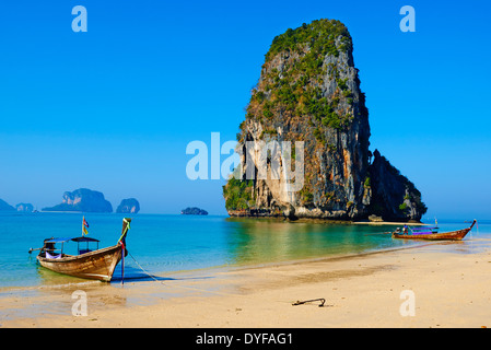 La Thaïlande, la province de Krabi, Railay beach, Hat Tham Phra Nang Beach Banque D'Images