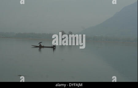 Srinagar, Cachemire sous administration indienne. 16 , 2014 Une famille cachemire sur conciliabules bateau tandis que la pluie tombe à Worlds célèbre lac dal à Srinagar ( photo par sofi suhail alamy live news) Banque D'Images