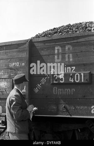 Les travailleurs d'un train de marchandises remplis de charbon pour être transportés à Berlin Ouest ménages dans Berlin, Allemagne, 1949. Photo : zbarchiv - PAS DE SERVICE DE FIL Banque D'Images