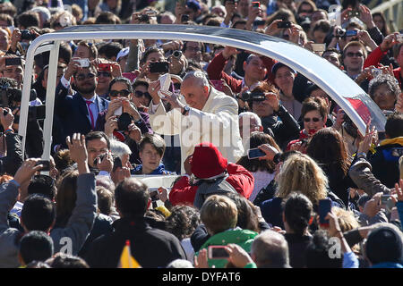 Cité du Vatican, Rome, Italie. 16 avril 2014. Città del Vaticano 16/04/2014 Audience générale sur la place Saint-Pierre le Pape François comme d'habitude sur la place Saint-Pierre pour l'audience générale mercredi Crédit : Realy Easy Star/Alamy Live News Banque D'Images