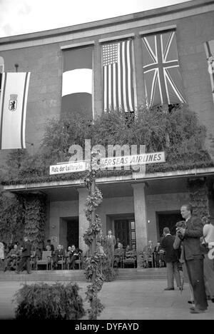 Anniversaire de le pont aérien de Berlin, à l'aéroport de Tempelhof de Berlin, en 1950. Il y a 50 ans, le 24 juin 1948, l'URSS a imposé un blocus de Berlin comme une réaction à la réforme monétaire. Toutes les terres et de cours d'eau ont été bloqués pour le trafic voyageurs et marchandises entre Berlin-Ouest et l'Allemagne de l'Ouest. L'alimentation de la population et de l'ouest de Berlin l'occupation alliée de l'Ouest a eu lieu par un pont aérien établi par les États-Unis et la Grande-Bretagne. Banque D'Images