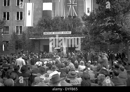 Le maire de Berlin ouest Ernst Reuter est de donner un discours à la célébration de l'anniversaire du pont aérien de Berlin à Berlin Tempelhof Airport en 1950. Il y a 50 ans, le 24 juin 1948, l'URSS a imposé un blocus de Berlin comme une réaction à la réforme monétaire. Toutes les terres et de cours d'eau ont été bloqués pour le trafic voyageurs et marchandises entre Berlin-Ouest et l'Allemagne de l'Ouest. L'alimentation de la population et de l'ouest de Berlin l'occupation alliée de l'Ouest a eu lieu par un pont aérien établi par les États-Unis et la Grande-Bretagne. Banque D'Images