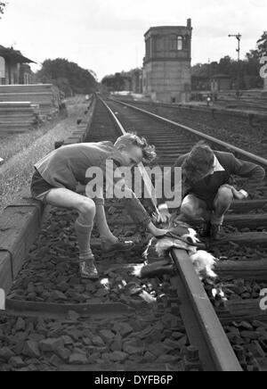 Après le bulletin de vote pour la poursuite de la grève de l'État allemand est de fer, les enfants jouent à la rails vide du réseau express régional dans l'ouest de Berlin, photographie prise en juin 1949. L'ensemble de l'exploitation ferroviaire et de l'infrastructure de Berlin étaient subordonnés à l'État allemand est Railway (Deutsche Reichsbahn, DR) de la zone d'occupation soviétique jusqu'en 1949. Le 21 mai 1949, la Unabhängige Gewerkschaftsopposition UGO dans les secteurs de l'Ouest appelés à la grève. Autour de 13,000 travailleurs Reichsbahner (de l'État allemand est le chemin de fer) vivant dans l'ouest de Berlin ont cessé le travail et ont lutté pour une pa Banque D'Images