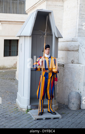 Un garde suisse au Vatican à Rome avec une hallebarde Banque D'Images