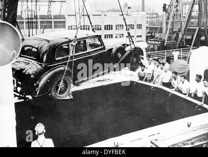 La mercedes blindée d'Adolf Hitler, qui faisait partie des butin de guerre de l'armée française, est déchargée du bateau à vapeur français 'de Grasse' dans le port de New York, Etats-Unis, en juillet 1947. Le véhicule a été exposé à l'exposition nationale de Toronto au Canada. Fotoarchiv für Zeitgeschichte Banque D'Images