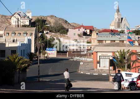 Avis de Luederitz, une ville dans le sud de la Namibie, avec 'Goerke House' (haut-L), l'Église évangélique luthérienne (R) et restaurant Bogenfels 10 janvier 2011. La ville a été fondée par les commerçants de tabac de Brême et est étroitement liée à l'exploitation des mines de diamants. Photo : Tom Schulze - AUCUN SERVICE DE FIL - Banque D'Images