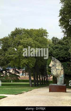 Tindaro Screpolato, tête sculptée moderne par l'artiste Igor Mitoraj dans les jardins de Boboli, Florence, Italie Banque D'Images