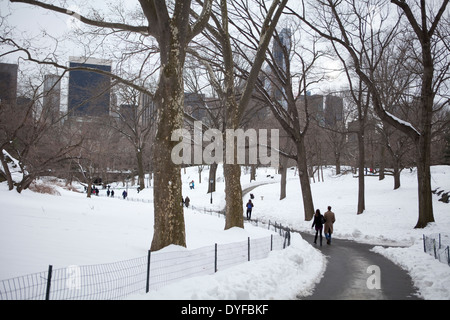 Les gens qui marchent dans la neige de Central Park à New York en hiver Banque D'Images