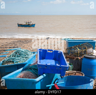 Petit bateau de pêche côtière, l'atterrissage sur la plage après six heures en mer avec des prises de cabillaud et de skate, Aldeburgh, dans le Suffolk, Banque D'Images