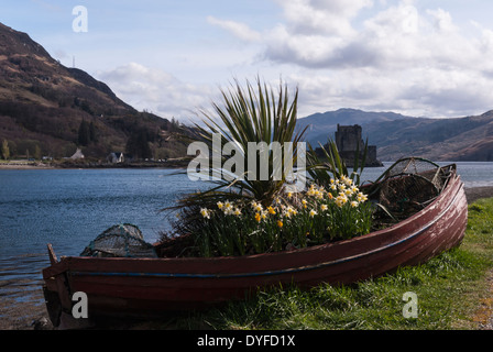 Une vue sur le château d'Eilean Donan passé quelques fleurs dans un bateau. L'Ecosse Banque D'Images