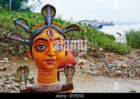 L'Inde, le Bengale occidental, Calcutta, Calcutta, Babughat, les gens se baigner dans la rivière Hooghly Banque D'Images