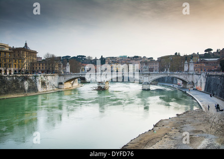 Vue depuis le château Sant'Angelo et son pont.Rome tibre Banque D'Images