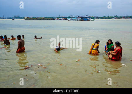 L'Inde, le Bengale occidental, Calcutta, Calcutta, Babughat, les gens se baigner dans la rivière Hooghly Banque D'Images