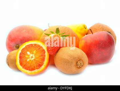 Assortiment de fruits exotiques isolé sur fond blanc Banque D'Images