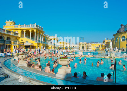 Piscine thermale de plein air, baignoire furdo Szechenyi, parc Varosliget la ville, Budapest, Hongrie, Europe Banque D'Images