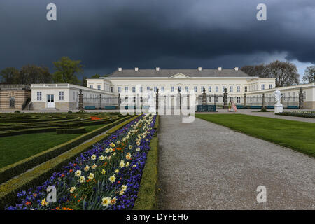 Sentiments de Pâques dans le jardin botanique les jardins de Herrenhausen à Hanovre avec vue sur le château Herrenhausen le 14 avril 2014. Banque D'Images