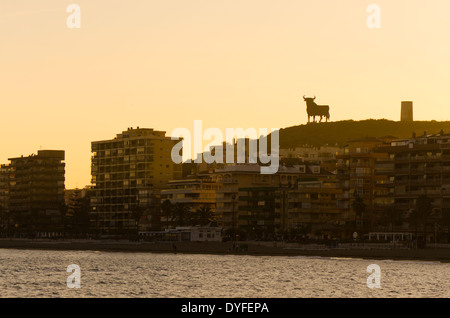 Coucher du soleil à côte de Fuengirola avec taureau Osborne qui est devenu un monument espagnol. Costa del Sol, Espagne. Banque D'Images